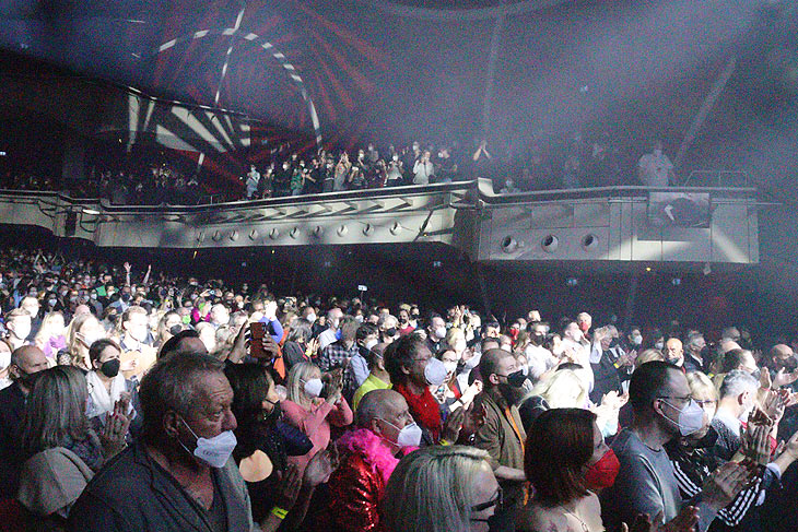 Standing Ovations am Ende der Rocky Horror Show Premiere am 16.03.2022 (Foto: Martin Schmitz)